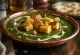 Palak paneer allo zenzero servito con spinaci freschi e cubetti di paneer speziati