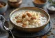 Kheer alle mandorle decorato con mandorle, acqua di rose e frutta secca