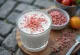 Ayran al pepe rosa servito con ghiaccio