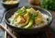 Poke bowl con tofu, verdure fresche su letto di riso, guarnita con coriandolo e succo di lime.
