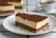 Cheesecake al tiramisù decorata con cacao in polvere