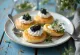 Blini russi al caviale serviti