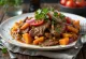 Lomo saltado servito con patate dolci – manzo saltato, verdure e contorno croccante