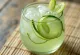 Limonata rinfrescante al cetriolo in bicchiere con menta e ghiaccio