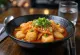 Kimchi tteokbokki - torta di riso coreana servita con kimchi piccante e semi di sesamo