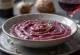 Salsa vellutata al vino rosso e cocco in una salsiera