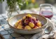 Gnocchi al ribes nero e mascarpone serviti