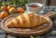 Croissant ai fiori d'arancio serviti