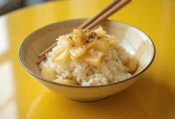 Yuba takikomigohan servito con salsa di soia e verdure