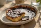 Clafoutis al cioccolato fresco e dorato, servito