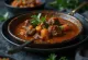 Rogan Josh con fiore di Maval servito in salsa speziata