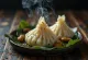 Zongzi alle arachidi, piatto asiatico servito con foglie fresche