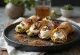 Cannoli con ripieno alla cannella decorati con pistacchio e cioccolato fondente