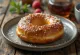 Soft Pretzel Doughnut servito con sale grosso