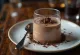 Panna cotta al liquore al cioccolato servita