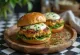Hamburger pollo e pesto con pollo grigliato e mozzarella fusa
