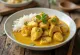 Pollo al curry servito con riso Jasmine