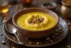 Kesar phirni servito, dessert di riso allo zafferano decorato con mandorle e pistacchi