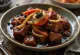 Adobo con soia, servito con coriandolo fresco