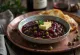 Salsa al vino rosso, curry e capperi in barattolo, servita con piatti arrosto