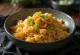 Nasi Goreng all'aglio con chips di aglio croccanti in superficie