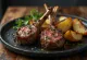 Costolette di agnello grigliate servite con patate al rosmarino