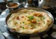 Curd dosa fresca, cotta croccante, servita con yogurt