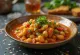 Chakalaka con fagioli servito con coriandolo fresco