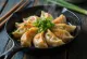 Gyoza ai gamberi cotti croccanti serviti