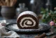 Bolo de Rolo alla panna, decorato con zucchero a velo
