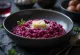 Risotto alla barbabietola, servito con parmigiano e erbe fresche