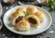 Idli dolci ripieni, serviti con ripieno di cocco e zucchero