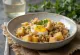 Insalata di farro con melanzane arrosto e tahina, cosparsa di prezzemolo fresco