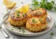 Croccante fishcake all'aneto, fritta dorata servita su un piatto