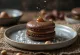 Macaron al caramello salato e crema di nocciole serviti