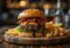 Hamburger servito con salsa BBQ