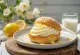 Semlor con crema al limone, panini freschi con ripieno al limone